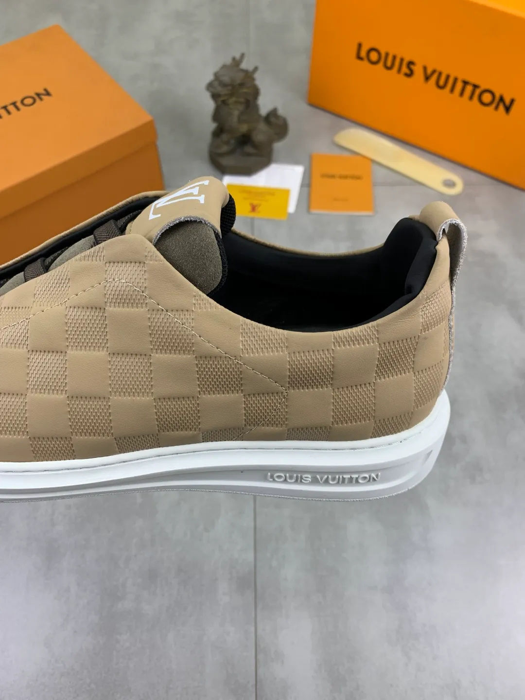 Men's men's shoes P440💰【Real price】Yangli🆘 💭💭New model launched【LOUlS VUlTTON】Louis Vuitton's new low-top men's shoes, high quality, support inspection! This style comes from Italy, very energetic and creative, giving people a comfortable and atmospheric visual impact❗Synchronization, the upper is made of silk calfskin with the original LV, imported soft sheepskin lining🐑Purely hand-stitched; LV original rubber outsole 4️⃣colors available Code number: 38~44